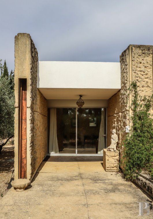 A villa designed and built by a Modernist architect in the heart of an arboreal estate close to Nîmes - photo  n°19